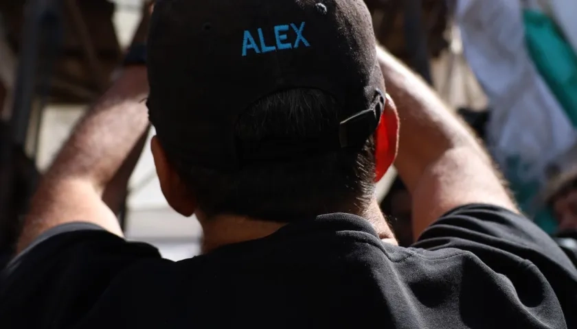 Alcalde de Barranquilla, Alejandro Char. Al fondo la estatua de La toty'. 