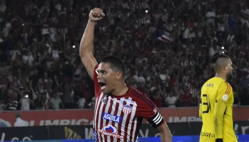 Carlos Bacca celebrando un gol con Junior en 2024.