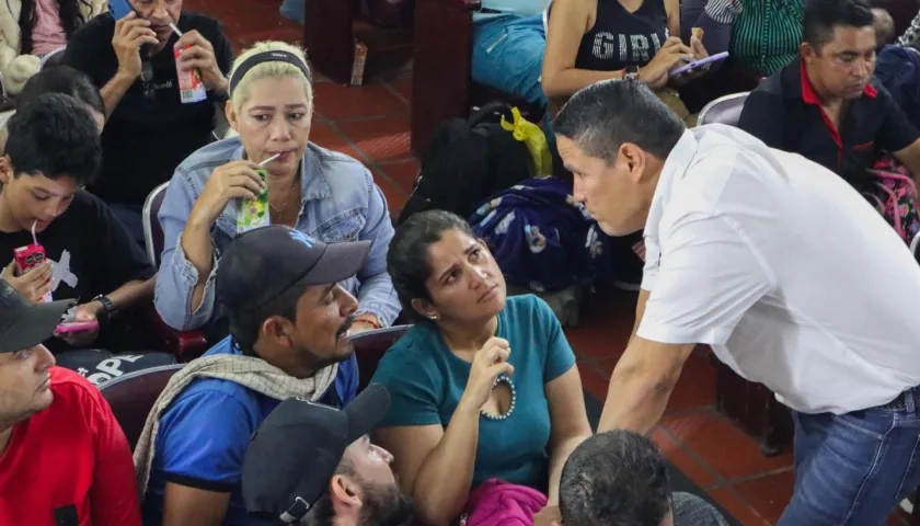 El alcalde de Cúcuta, Jorge Acevedo, habla con desplazados del Catatumbo