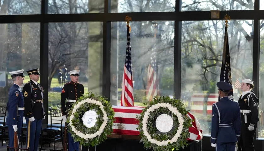 La Guardia de Honor ante el ataúd de Jimmy Carter en Atlanta, Georgia.