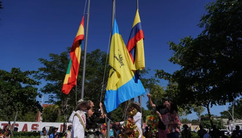 Izada de la bandera del Carnaval 2025 en la Intendencia Fluvial de Barranquilla. 