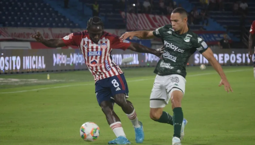 Acción de juego en un partido entre Junior y Cali en el Metropolitano en 2024.