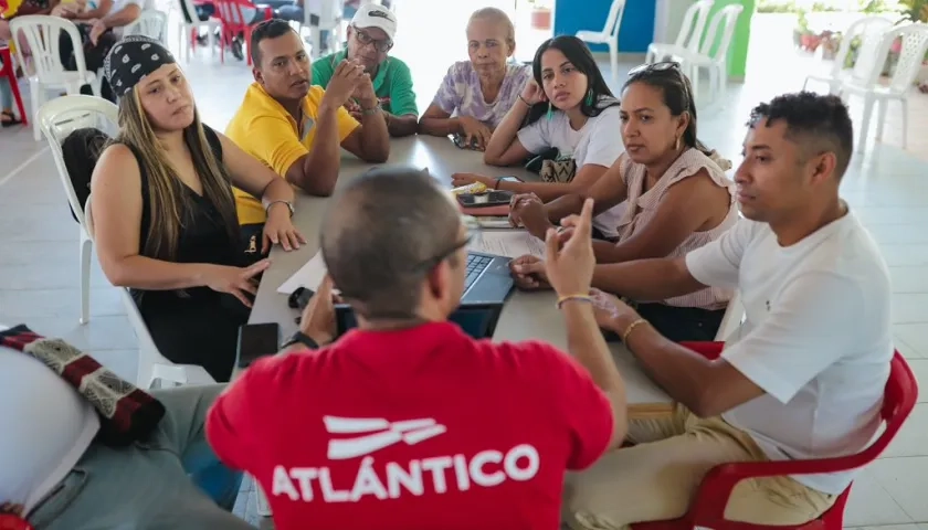 Docentes y directivos durante la jornada de preparación del inicio del año escolar. 