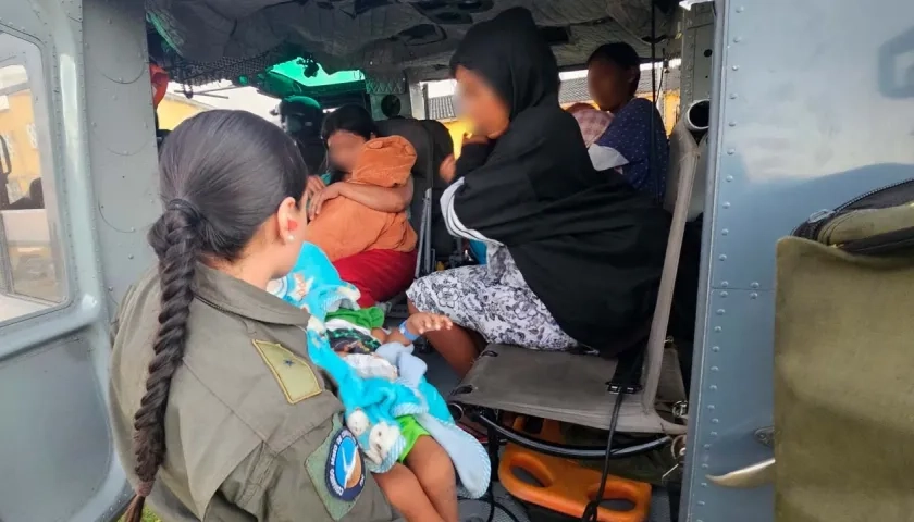 Momentos del alistamiento para la evacuación de los menos en La Guajira.