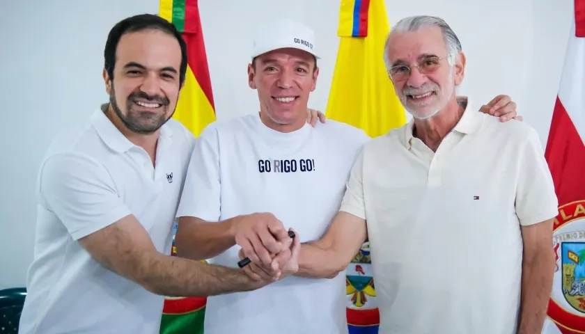 Iván Urquijo, director de Indeportes; Rigoberto Urán y Eduardo Verano, gobernador del Atlántico.