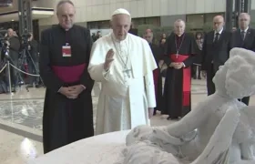 El Pontífice donó a la FAO una estatua que representa al niño sirio Aylan Kurdi, ahogado en el Mediterráneo y símbolo de los refugiados.
