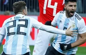 Sergio 'Kun' Agüero, de Argentina, celebra con Alejandro González, después de marcar el único tanto argentino ante Rusia, en el amistoso llevado a cabo este sábado en Moscú.