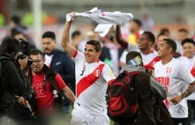 Jugadores de la selección peruana celebran la clasificación al Mundial.