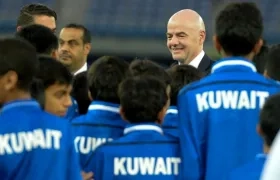 Gianni Infantino durante su visita a Kuwait. 