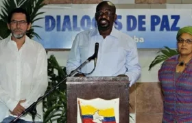 Pablo Atrato junto a los también desmovilizados Pastor Alape y Victoria Sandino durante los diálogos de paz en Cuba.