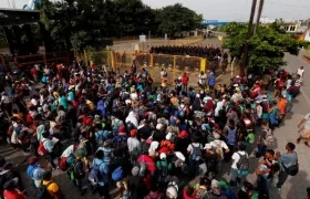 Migrantes hondureños llegan al puente fronterizo hoy, en Tecún Umán (Guatemala).