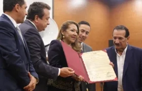 La señora Aída Luz Villa, hija del Maestro Abel Antonio, presente en el homenaje a su padre, que le rindió la Mesa Directiva del Senado.