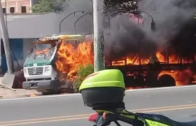 Camión de la Policía incendiado en Maicao. 