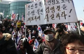 Surcoreanos protestan por la presencia de norcoreanos en el cierre de los Juegos Olímpicos de Invierno.