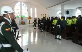 La eucaristía fue en memoria de los policías fallecidos hace un mes en la estación San José.
