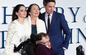 El científico Stephen Hawking acompañado por los actores que protagonizaron la película sobre su vida.