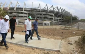 Alejandro Char recorre los alrededores del estadio. 