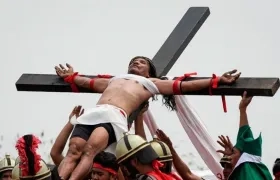 El penitente Rubén Enaje es crucificado por trigésimo segundo año hoy, 30 de marzo de 2018, en San Pedro Cutud (Filipinas). 