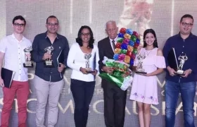 Grupo de ganadores del premio Ernesto McCausland.