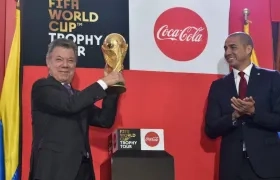 El Presidente Santos levanta el trofeo de la Copa Mundo, reservada para los ganadores de los mundiales de fútbol.