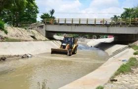 Maquinaria trabajando en el despeje del cauce del arroyo El Platanal en Soledad.