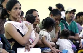 Un grupo de venezolanos espera para recibir asistencia en Cúcuta.