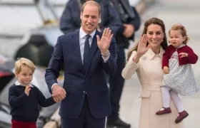 El príncipe Jorge, los duques de Cambridge y la princesa Carlota.