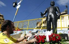 Medellín recordó a Carlos Gardel en su estatua al cumplirse 83 años de su muerte.