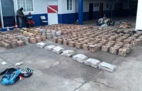 Las autoridades panameñas muestran la droga incautada.
