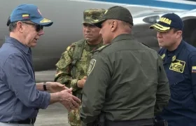 Presidente Santos habla con policías y militares a su llegada a Tumaco.