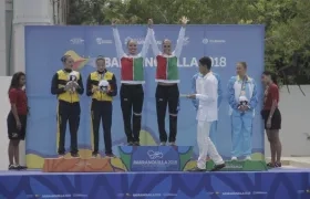 Mónica Arango y Estefanía Álvarez con la medalla de plata. 