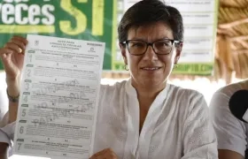 Claudia López en rueda de prensa en Barranquilla.