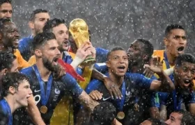 Jugadores de Francia celebran con el trofeo de campeones mundiales. 
