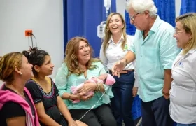 El Alcalde y la primera gestora con la bebita y su mamá.