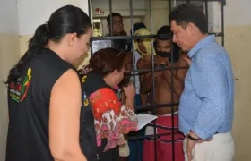 El Personero Jaime Sanjuán durante su visita a los centros de reclusión transitorios.