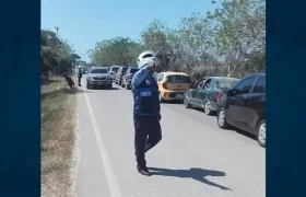 Personal del Tránsito de Cartagena controlando el acceso vehicular.