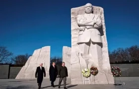 El presidente de los Estados Unidos, Donald J. Trump (c), y el vicepresidente, Mike Pence (i), visitan el Monumento a Martin Luther King.