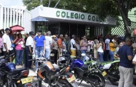 En el Colegio Colón no llegaron los tarjetones para ediles, por eso el comienzo de la jornada electoral demoró.