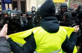 Grupos de "chalecos amarillos" multiplicaron este sábado los altercados y los actos de vandalismo en diferentes puntos de París durante una jornada de protestas.