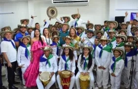 El Alcalde, Joao Herrera; la primera gestora, Alba Olaya y la Secretaria de cultura, Katyna Pugliese, con un grupo folclórico.