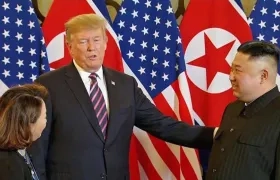  El presidente de EE.UU., Donald Trump (c), y el líder norcoreano, Kim Jong-un, durante su segunda cumbre, este miércoles, en Hanói , Vietnam. 