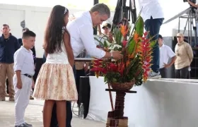El Presidente Iván Duque, homenajeando con una ofrenda floral a la Alcaldesa fallecida.