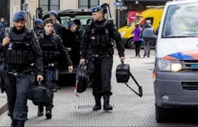 Varios efectivos de la policía militar llegan para asegurar el perímetro del Binnenhof, el complejo del Parlamento, en La Haya (Holanda)