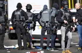 Policías vigilan en Utrecht tras atentado.