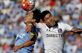 Acción de un partido en Chile, donde dos jugadores golpean sus cabezas al disputar un balón. 