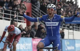 Phillipe Gilbert se adjudica la victoria en el velódromo de Roubaix. 