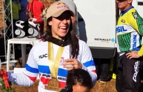 Mariana Pajón luciendo la medalla.