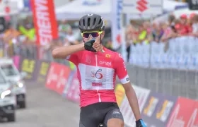 Camilo Ardila cruza la meta en solitario con la maglia rosa de líder. 