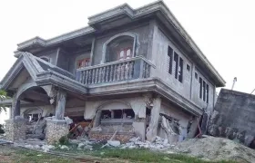 Casas e iglesias fueron afectadas por los temblores.