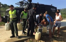 Entrega de agua por parte de la Policía.